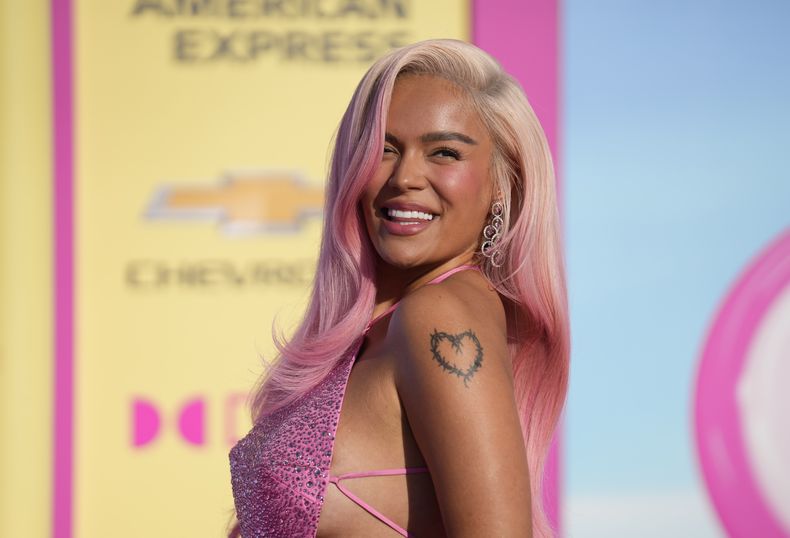 Karol G llega a lestreno de Barbie el 9 de julio de 2023 en The Shrine Auditorium en Los Angeles. (Foto AP/Chris Pizzello)