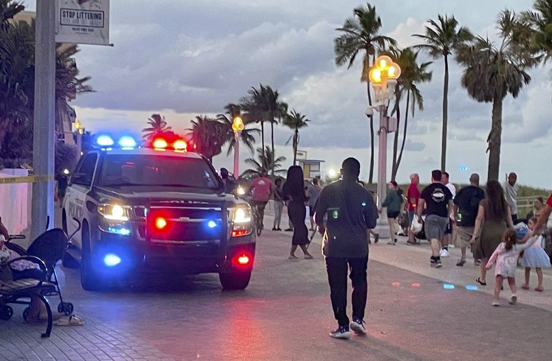 Policías atienden reportes de disparos cerca del malecón de Hollywood Beach en Hollywood, Florida, el lunes 29 de mayo de 2023. (Mike Stocker/South Florida Sun-Sentinel vía AP)