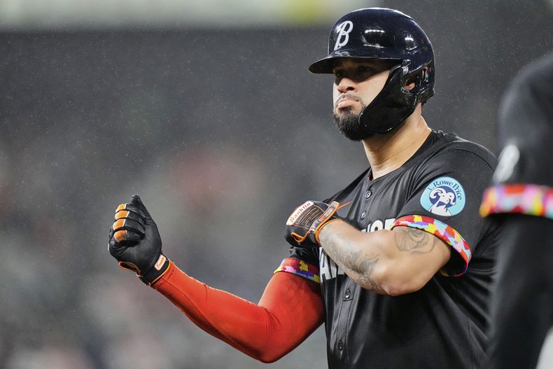 Gary Sánchez, de los Orioles de Baltimore, celebra después de batear un sencillo durante la tercera entrada del juego de béisbol en contra de los Rays de Tampa Bay, el viernes 27 de junio de 2025, en Baltimore. (AP Foto/Stephanie Scarbrough)