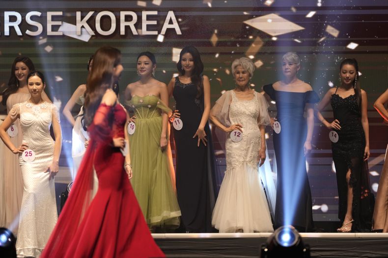 La surcoreana Choi Soon-hwa, de 81 años, de derecha a izquierda, participa en Miss Universo Corea 2024 en Seúl, Corea del Sur, el lunes 30 de septiembre de 2024. (Foto AP/Lee Jin-man)