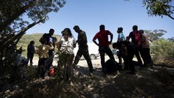 ARCHIVO - Agentes de la Patrulla Fronteriza hablan con inmigrantes que buscan asilo mientras los preparan para ser transportados y procesados, el 5 de junio de 2024, cerca de Dulzura, California. (AP Foto/Gregory Bull, Archivo)