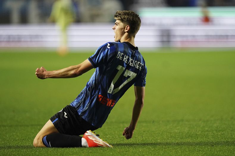 Charles De Ketelaere celebra tras anotar un gol para Atalanta ante la Roma en la Serie A, el domingo 12 de mayo de 2024. (Spada/LaPresse vía AP)