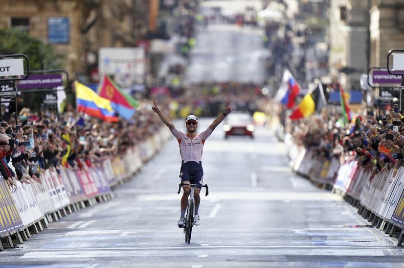 El neerlandés Mathieu van der Poel tras ganar la carrera de ruta del Mundial de ciclismo, el domingo 6 de agosto de 2023, en Glasgow, Escocia. (Tim Goode/PA vía AP)