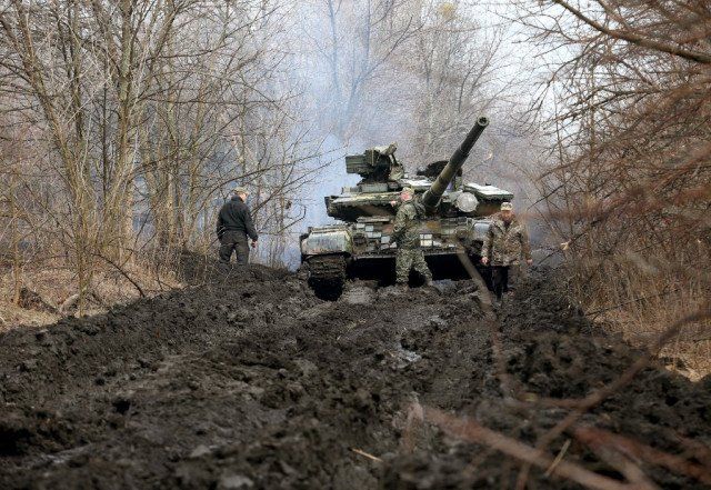 Los militares ucranianos trabajan en su tanque cerca de la línea del frente con separatistas respaldados por Rusia cerca de Lysychansk, región de Lugansk, el 7 de abril de 2021. – El presidente ucraniano, Volodymyr Zelensky, instó a la OTAN a acelerar 