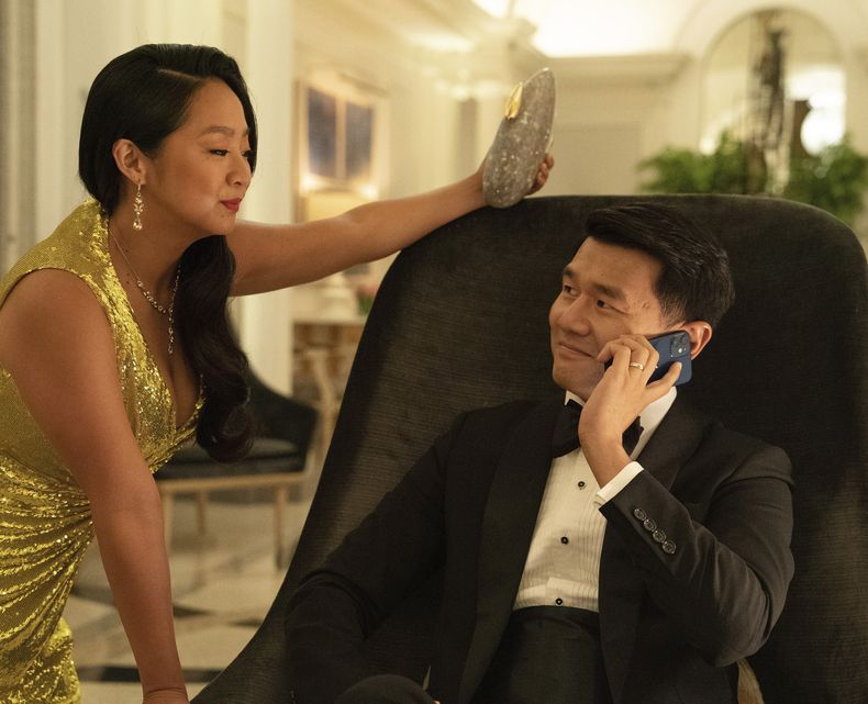 En esta imagen proporcionada por Sony Pictures Classics, Stephanie Hsu, izquierda, y Ronny Chieng en una escena de Shortcomings. (Jon Pack/Sony Pictures Classics vía AP)