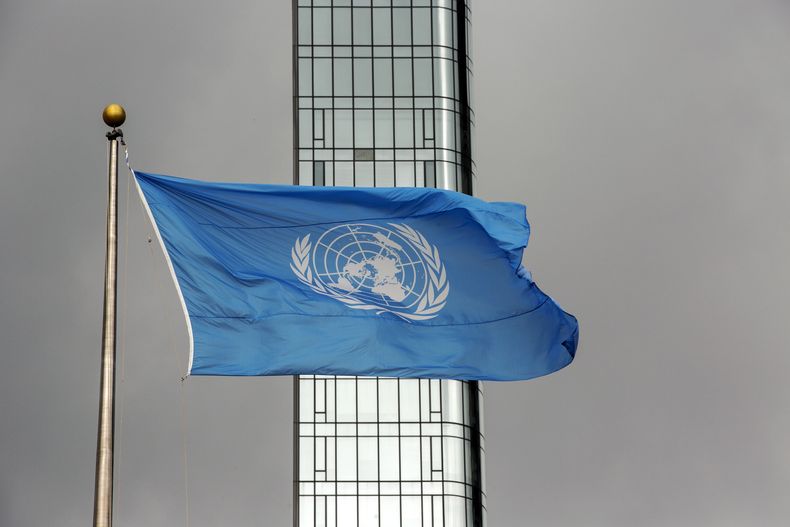 ARCHIVO - La bandera de la ONU ondea en un día tormentoso el 22 de septiembre de 2022, en Naciones Unidas. (AP Foto/Ted Shaffrey, archivo)