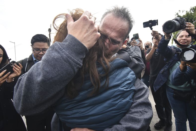 Israel Vallarta abraza a su familia al salir de la prisión de máxima seguridad del Altiplano luego de que una jueza ordenó su liberación en Almoloya, cerca de la Ciudad de México, el viernes 1 de agosto de 2025. (AP Foto/Haaron Álvarez)