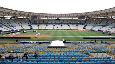 Vista general del interior del Estadio Maracaná en la que se observa a trabajadores preparando el campo de cara al partido de la NFL entre los Cowboys de Dallas y los Ravens de Baltimore en Río de Janeiro, Brasil, el jueves 24 de septiembre de 2026. (AP Foto/Gregory Payan)