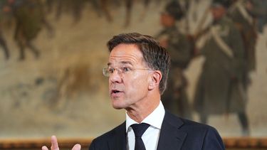 El secretario general de la OTAN, Mark Rutte, hace una comparecencia durante una visita de fuerzas alemanas y neerlandesas, junto al canciller alemán, Friedrich Merz y el primer ministro neerlandés, Rob Jetten, en Muenster, Alemania, el jueves 1 de octubre de 2026. (AP Foto/Martin Meissner)
