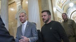 El líder del bloque demócrata en la cámara baja, Hakeem Jeffries, izquierda, camina junto al presidente ucraniano Volodymyr Zelenskyy a una reunión con otros legisladores en el Capitolio, Washington, martes 12 de diciembre de 2023. (AP Foto/Alex Brandon)