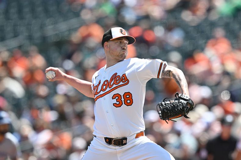 El pitcher de los Orioles de Baltimore Kyle Bradish lanza en la primera entrada ante los Azulejo de Toronto el domingo 31 de mayo del 2026. (AP Foto/Gail Burton)