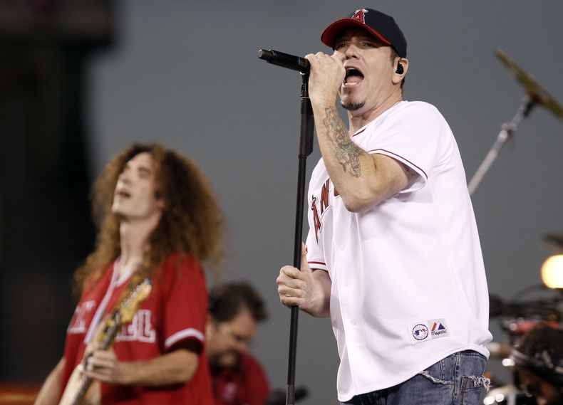 ARCHIVO - El cantante Steve Harwell, de Smash Mouth, actúa con la banda en Anaheim, California el 29 de septiembre de 2008. Harwell, el veterano líder de la banda de pop rock nominada al Grammy Smash Mouth, ha muerto. Tenía 56 años. El manager de la banda, Robert Hayes, dijo que Harwell falleció pacífica y confortablemente el lunes 4 de septiembre de 2023 por la mañana rodeado de familiares y amigos en su casa en Boise, Idaho. (Foto AP/Matt Sayles, archivo)
