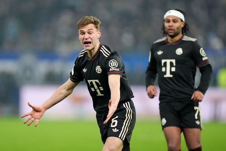 Joshua Kimmich, del Bayern Múnich, reacciona durante el partido de la Bundesliga alemana entre el Hamburger SV y el FC Bayern Múnich en Hamburgo, Alemania, el sábado 31 de enero de 2026. (Marcus Brandt/dpa vía AP)
