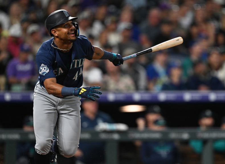El jardinero central de los Marineros de Seattle, Julio Rodríguez, observa su sencillo en la tercera entrada contra los Rockies de Colorado durante un partido de béisbol el sábado 19 de septiembre de 2026, en Denver. (Foto AP/RJ Sangosti)