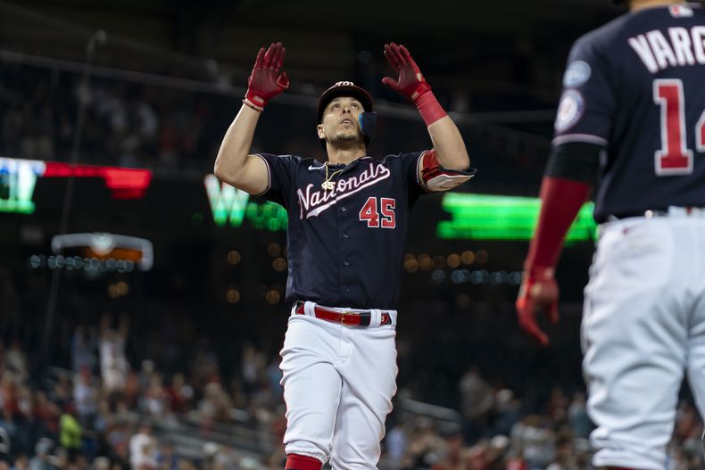El mexicano Joey Meneses, de los Nacionales de Washington, festeja luego de batear un jonrón de tres carreras ante los Medias Blancas de Chicago, el martes 19 de septiembre de 2023 (AP Foto/Stephanie Scarbrough)