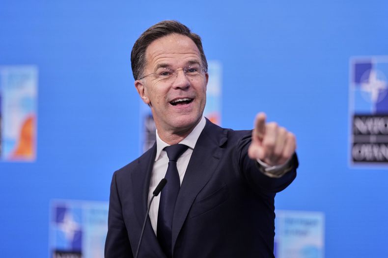 El secretario general de la OTAN, Mark Rutte, habla con reporteros a su llegada a la cumbre de la alianza de seguridad en La Haya, Holanda, el 25 de junio de 2025. (AP Foto/Matthias Schrader)