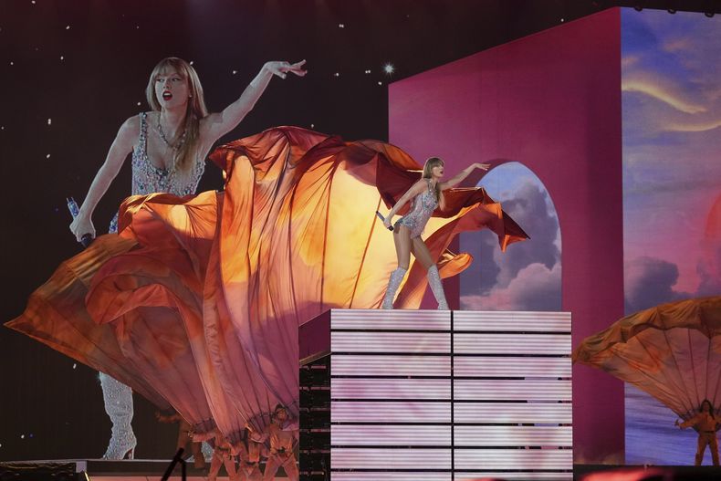 Taylor Swift durante un concierto de su gira Eras en el Tokyo Dome, el miércoles 7 de febrero de 2024 en Tokio. (Foto AP/Toru Hanai)