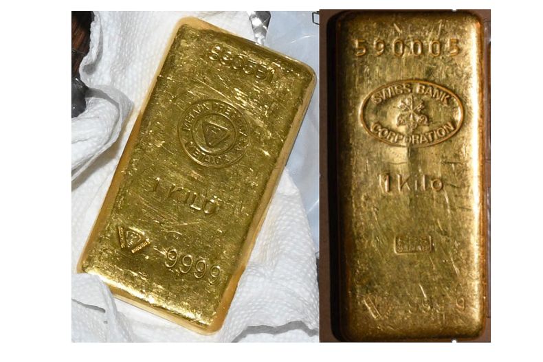 Esta imagen, facilitada por la fiscalía federal el viernes 22 de septiembre de 2023 en Nueva York, muestra dos lingotes de oro encontrados durante un registro de agentes federales a la casa del senador demócrata Bob Menendez, parte de un encausamiento por corrupción contra el legislador. (Fiscalía Federal vía AP)