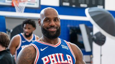 LeBron James de los 76ers de Filadelfia durante el día de medios del equipo, el lunes 28 de septiembre de 2026, en Camden, Nueva Jersey. (AP Foto/Chris Szagola)