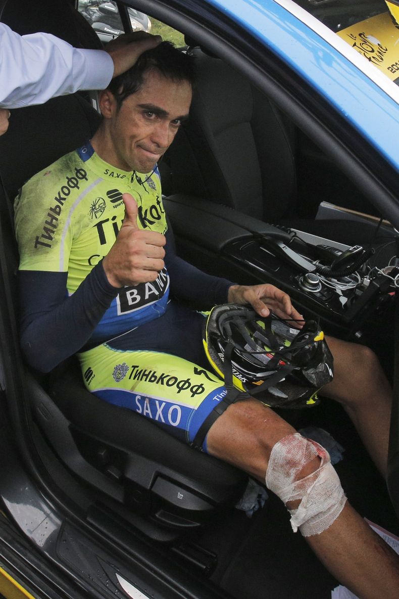 El ciclista espa&ntilde;ol Alberto Contador saluda luego de abandonar el Tour de Francia tras sufrir una ca&iacute;da durante la d&eacute;cima etapa de la competencia el lunes 14 de julio de 2014. (Foto de AP/Christophe Ena)