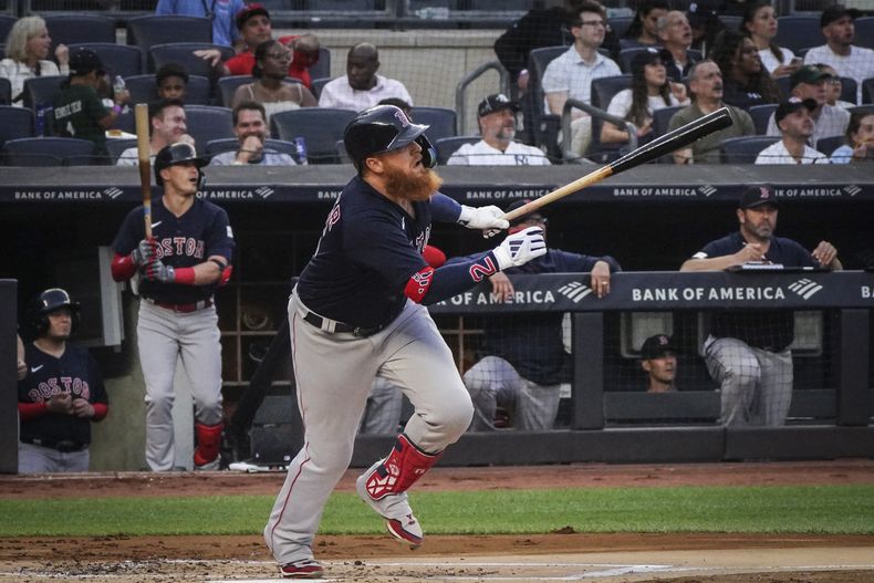 Justin Turner, de los Medias Rojas de Boston, observa su cuadrangular solitario en la segunda entrada del juego de béisbol en contra de los Yanquis de Nueva York, el domingo 11 de junio de 2023, en Nueva York. (AP Foto/Bebeto Matthews)