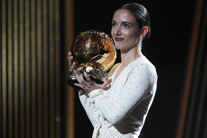 La jugadora del Barcelona Aitana Bonmatí recibe el Balón de Oro Femenino 2024 durante la 68ª ceremonia de entrega del Balón de Oro en el Théâtre du Châtelet de París, el lunes 28 de octubre de 2024. (AP Foto/Michel Euler)