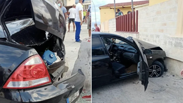 un sedan marca renault se despedaza tras impactar contra un muro frente al malecon en la habana
