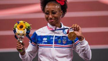jasmine camacho-quinn llora al recibir su medalla de oro