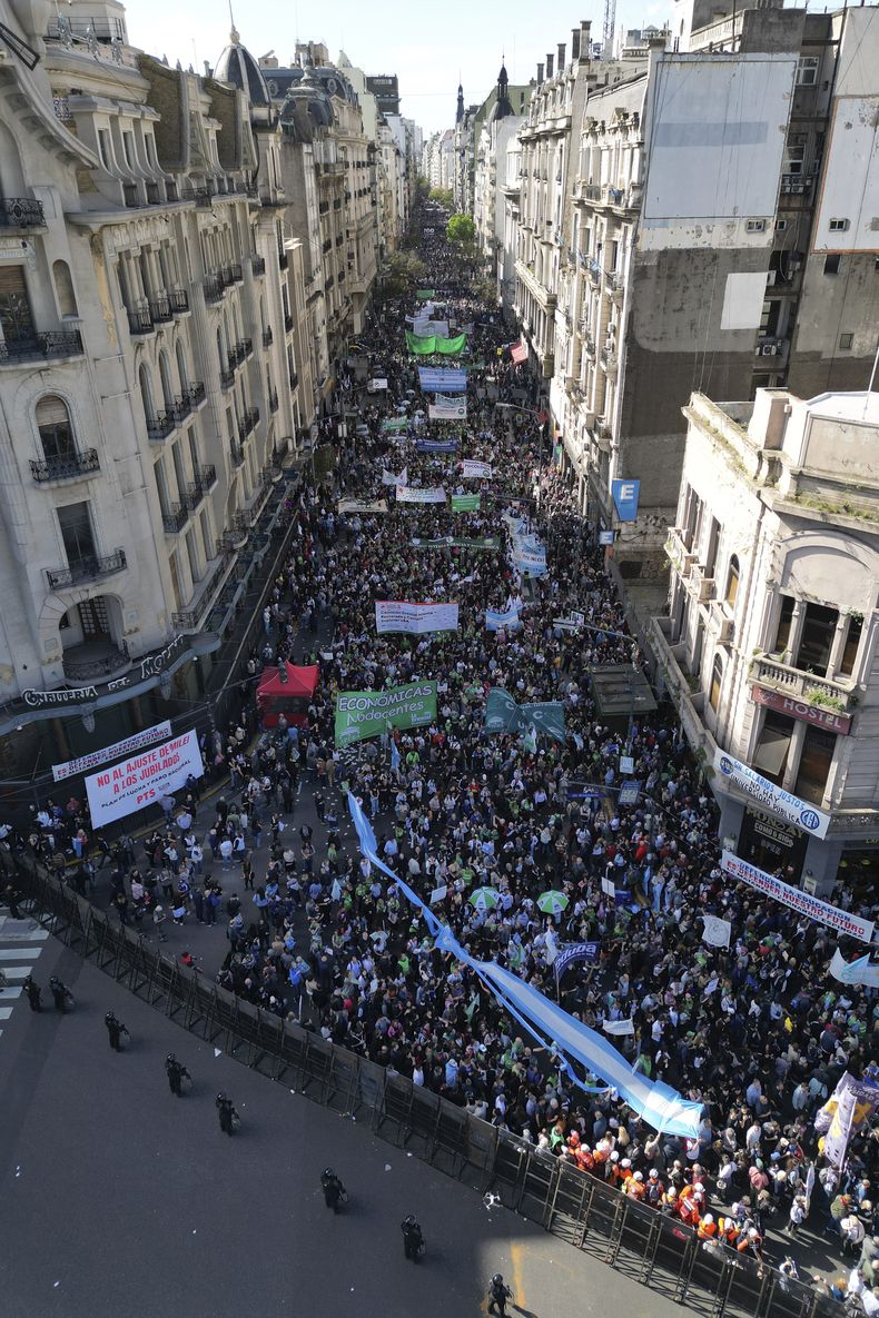 Una multitudinaria marcha de protesta para pedir más fondos para las universidades públicas en Buenos Aires, Argentina, el miércoles 2 de octubre de 2024. (AP Foto/Rodrigo Abd)