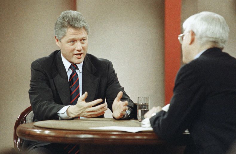 ARCHIVO - El aspirante demócrata a la presidencia, el gobernador Bill Clinton, hace un gesto mientras habla con Phil Donahue durante la grabación del programa Donahue en Nueva York el 1 de abril de 1992. Donahue, cuyo programa pionero de entrevistas diurno lanzó un género televisivo indeleble, ha muerto. Tenía 88 años. (Foto AP/Stephan Savoia, archivo)
