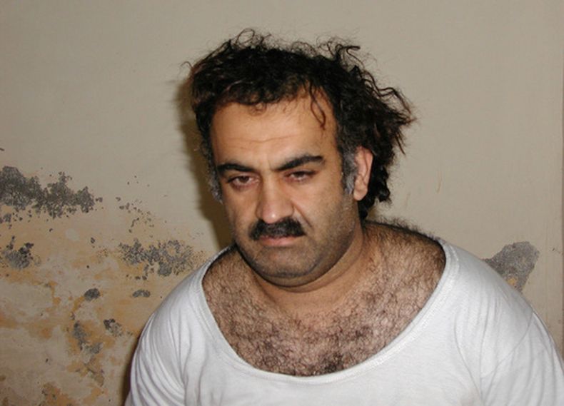 ARCHIVO- Khalid Sheikh Mohammed, el presunto autor intelectual de los atentados del 11 de septiembre de 2001, poco después de su captura en una incursión realizada en Pakistán, el 1 de marzo de 2003, en una imagen obtenida por The Associated Press. (AP Foto, Archivo)