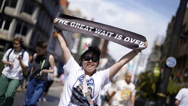 Un fan de Oasis sostiene una pancarta antes del primer espectáculo de su tan esperada gira de reunión que comienza en el Principality Stadium, en Cardiff, el viernes 4 de julio de 2025. (Jordan Pettitt/PA via AP)