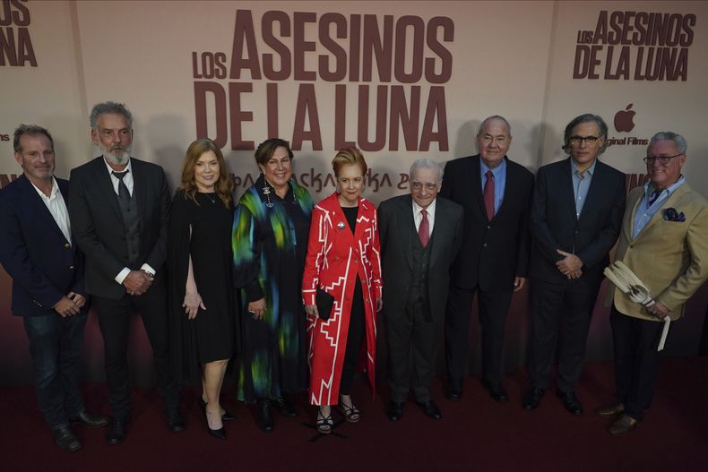 Miembros del equipo de producción de la película Killers of the Flower Moon de Martin Scorsese posan en la alfombra roja del filme en la Ciudad de México, el 11 de octubre de 2023. De izquierda a derecha, el productor Bradley Thomas, el director de maquillaje Thomas Nellen, la directora de casting indígena Rene Haynes, la asesora de vestuario indígena Julie OKeefe, la productora ejecutiva Marianne Bower, el director Martin Scorsese, el jefe principal de la nación osage Standing Bear, el director de fotografía Rodrigo Prieto y el productor Chad Renfro. (Foto AP /Marco Ugarte)
