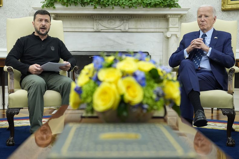 El presidente estadounidense Joe Biden (der) con el presidente ucraniano Volodymyr Zelenskyy (izq) en la Oficina Oval, en la Casa Blanca, Washington, el 26 de septiembre del 2024. (AP foto/Susan Walsh)