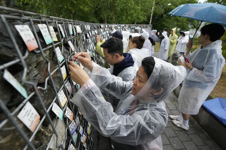 Adoptados surcoreanos colocan etiquetas con sus nombres en en el Muro de los Nombres en el parque Omma Poom, el 20 de mayo de 2026, en Paju, Corea del Sur. (AP Foto/Ahn Young-joon)