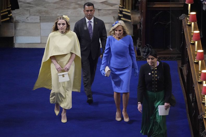 La primera dama de Estados Unidos, Jill Biden, y su nieta Finnegan llegan a la Abadía de Westminster, antes de la coronación del rey Carlos III y Camila, la reina consorte, en Londres, el sábado 6 de mayo de 2023. (Andrew Matthews/Pool vía AP)