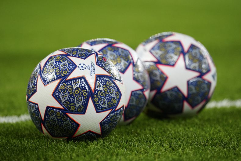 La foto del 21 de febrero de 2023 muestra los balones oficiales de la Liga de Campeones, colocados en la cancha de Anfield (AP Foto/Jon Super, archivo)