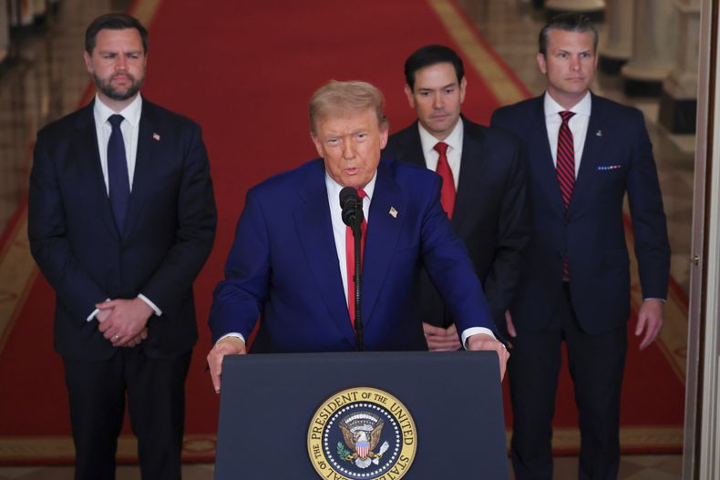 El presidente de Estados Unidos, Donald Trump, habla desde la Sala Este de la Casa Blanca en Washington, el sábado 21 de junio de 2025 después de que el Ejército estadounidense golpeara tres instalaciones nucleares y militares iraníes, sumándose a los esfuerzos de Israel por decapitar el programa nuclear del país, junto al vicepresidente, JD Vance; el secretario de Estado, Marco Rubio, y el secretario de Defensa, Pete Hegseth. (Carlos Barria/Pool via AP)