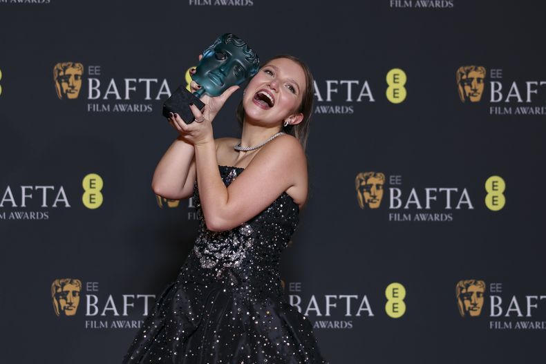 Mia McKenna-Bruce, ganadora del premio de actor en ascenso, posa en la 77a entrega de los Premios de la Academia Británica de Cine (BAFTA) en Londres el domingo 18 de febrero de 2024. (Foto Vianney Le Caer/Invision/AP)