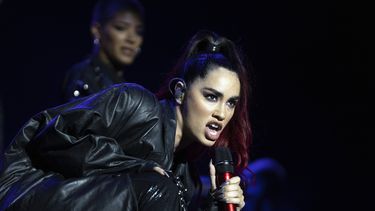 ARCHIVO - La cantante argentina Lali Espósito durante su presentación en el festival Here we are para celebrar el mes de las mujeres en Montevideo, Uruguay, el domingo 19 de marzo de 2023. Lali se ha convertido en blanco de los dardos del presidente Javier Milei, quien la ha criticado por supuestamente beneficiarse del Estado. (Foto AP/Matilde Campodonico)