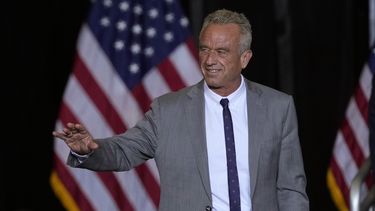 Robert F. Kennedy Jr. llega a un evento de campaña del candidato presidencial republicano Donald Trump, el viernes 1 de noviembre de 2024, en Milwaukee. (AP Foto/Morry Gash)