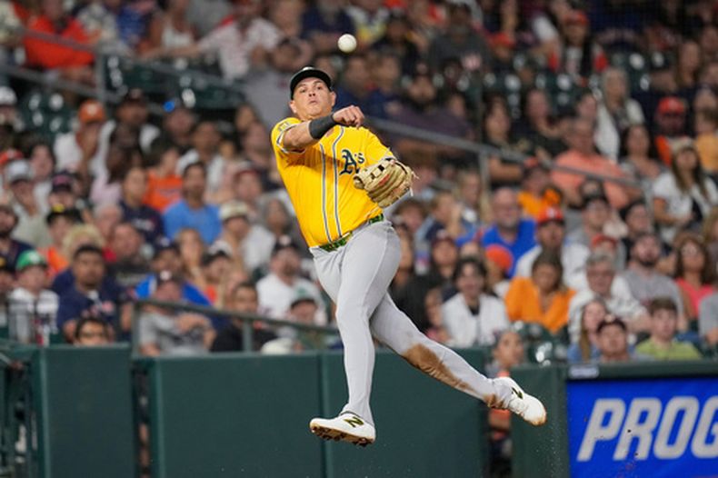 ARCHIVO - Foto del 24 de julio del 2025, el tercera base de los Atléticos Gio Urshela lanza a primera en la octava entrada en el juego ante los Astros de Houston. (AP Foto/David J. Phillip, Archivo)