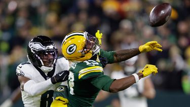 Adoree Jackson, de los Eagles de Filadelfia, desvía un pase dirigido a Dontayvion Wicks, de los Packers de Green Bay, el lunes 10 de noviembre de 2025 (AP Foto/Matt Ludtke)