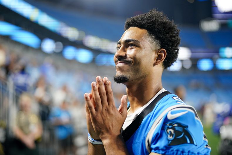 El quarterback Bryce Young de los Panthers de Carolina tras un partido de pretemporada contra los Lions de Detroit, el viernes 25 de agosto de 2023, en Charlotte, Carolina del Norte. (AP Foto/Jacob Kupferman)
