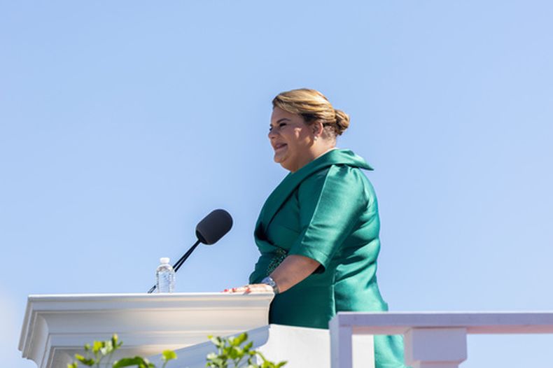 Jennifer González, pronuncia un discurso luego de ser juramentada como gobernadora de Puerto Rico, el 2 de enero de 2025, en San Juan. (AP Foto/Alejandro Granadillo, Archivo)