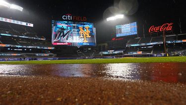 La foto muestra los charcos dejados por la lluvia que obligó a suspender el encuentro del viernes 29 de septiembre de 2023, entre los Marlins de Miami y los Mets de Nueva York (AP Foto/Frank Franklin II)