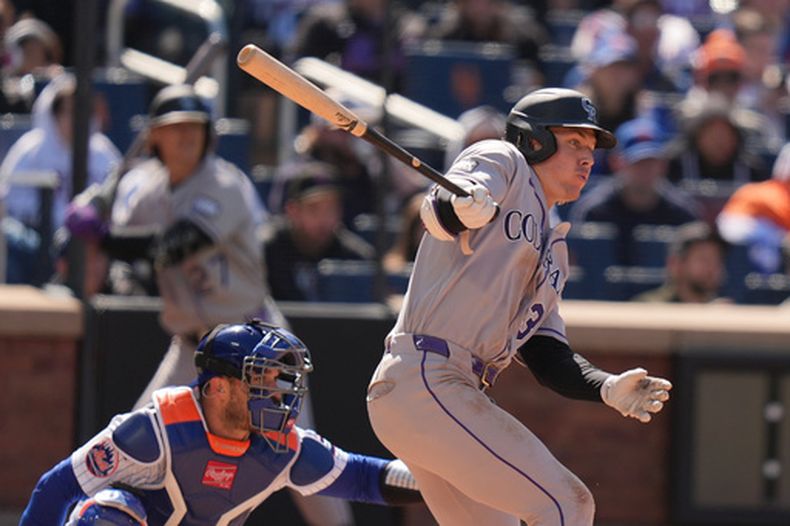 Jake McCarthy de los Rockies de Colorado observa tras conectar un sencillo productor durante la séptima entrada del primer partido de una doble cartelera de béisbol contra los Mets de Nueva York, el domingo 26 de abril de 2026, en Nueva York. (AP Foto/Seth Wenig)