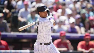 El venezolano de los Rockies de Colorado Ezequiel Tovar le da seguimiento a su remolcador sencillo frente a los Angelinos de Los Ángeles el domingo 25 de junio del 2023. (AP Foto/David Zalubowski)