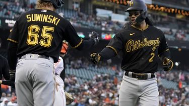 Connor Joe, de los Piratas de Pittsburgh, recibe la felicitación de Jack Suwinski, luego de batear un jonrón en el juego del martes 30 de mayo de 2023, ante los Gigantes de San Francisco (AP Foto/Jeff Chiu)