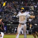 Taylor pega jonrón en la 10ma; Cerveceros ganan en Arizona